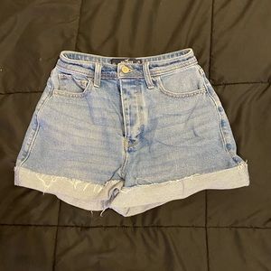 Hollister Curvy Ultra High-Rise Mom short 3 
Hollister vintage stretch
